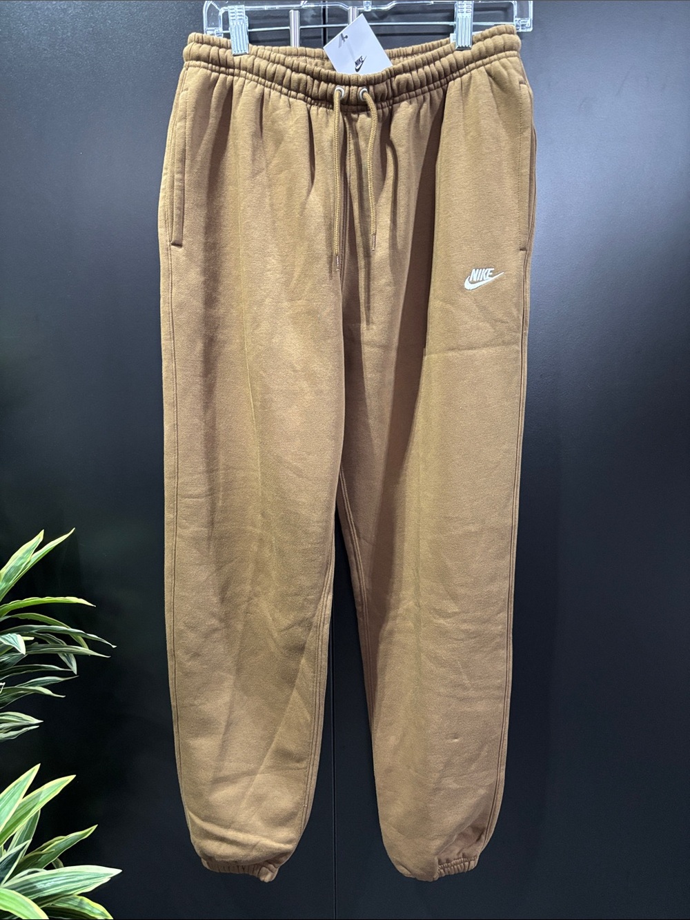 Nike Standard Fit Joggers tapered leg,hip pockets,back snap pocket,elastic waist